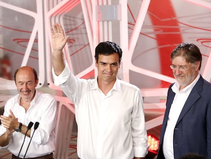 Pedro Sánchez (segundo por la derecha), ganador de las elecciones primarias del PSOE, el 13 de julio de 2014.

