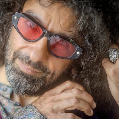 Ara Malikian toca un violín imaginario.