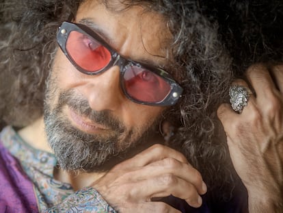 Ara Malikian toca un violín imaginario.