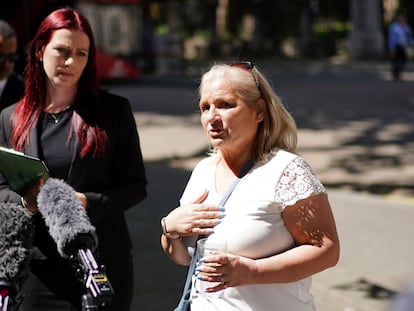 La hermana de Peter Sullivan, este martes, a las puertas del juzgado. 