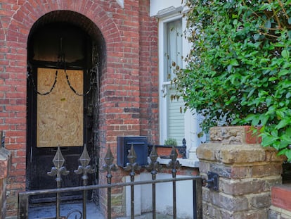 Puerta principal, con restos del paso de las llamas, en la vivienda propiedad de Keir Starmer del barrio londinense de Kentish Town, este miércoles.