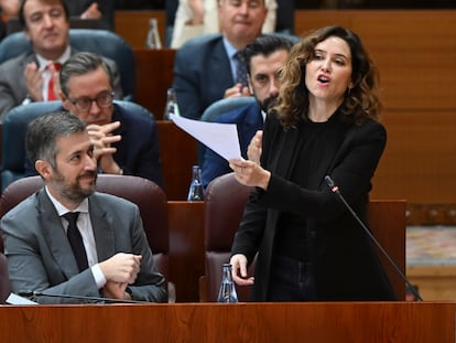 La presidenta de la Comunidad de Madrid, Isabel Díaz Ayuso, interviene en un pleno de la Asamblea de Madrid. 

