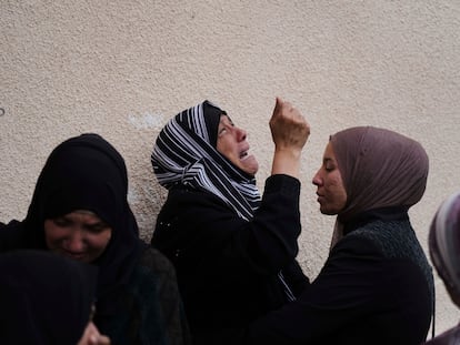 Unas mujeres palestinas lloran a sus familiares muertos por un ataque aéreo israelí, en el hospital de Deir Al Balah, este martes en la Franja de Gaza.