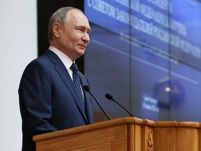 El presidente ruso, Vladímir Putin, durante su discurso ante el Consejo de la Federación rusa en San Petersburgo, este lunes. 