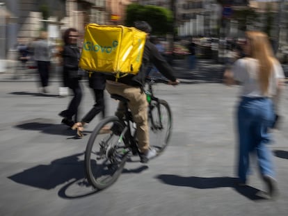 Un repartidor de Glovo, en Sevilla.