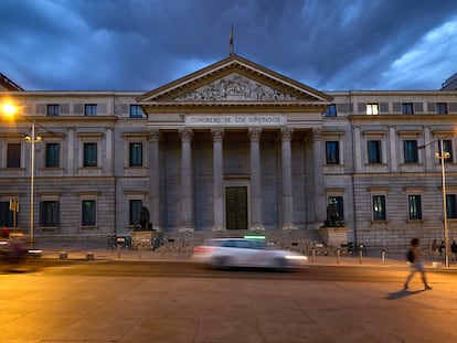 Fachada principal del Congreso de los Diputados en la madrileña Carrera de San Jerónimo.
