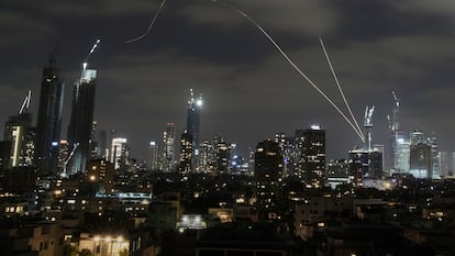 El sistema de defensa aérea israelí intercepta misiles sobre Tel Aviv, este domingo.