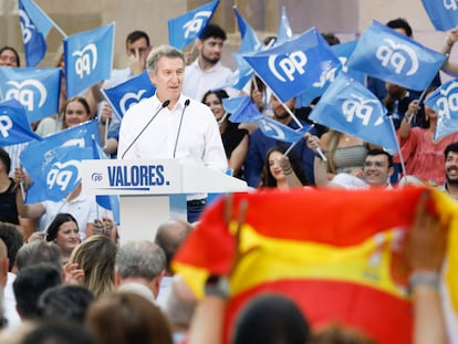 El presidente del PP, Alberto Núñez Feijóo, protagoniza un acto público en la plaza de los Apóstoles de Murcia, este miércoles.