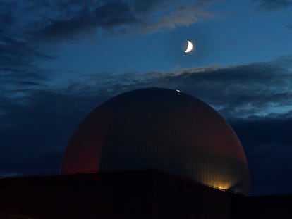 Foto nocturna de la central nuclear de Sizewell, en Suffolk