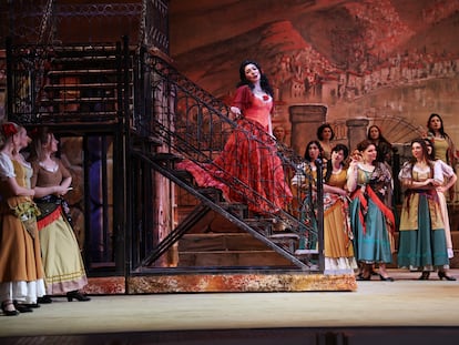 El director donostiarra Félix Ardanaz dirige en la Ópera Nacional de Kiev (Ucrania) la ópera 'Carmen', de Bizet, con más de un centenar de músicos y cantantes todos ucranios. 