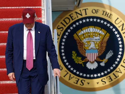Donald Trump, descendiendo las escaleras del Air Force One, este martes en la base de Andrews (Maryland).