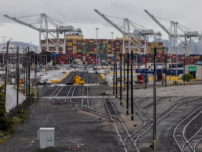 Contenedores de mercancías en el puerto de Oakland, en California.