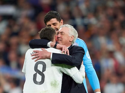 Carlo Ancelotti abraza a Fede Valverde tras darle la victoria al Madrid ante el Athletic.
