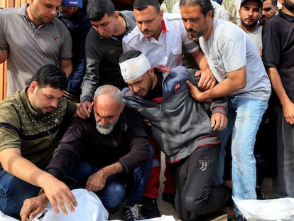 Un hombre herido se despide de sus familiares, muertos en un ataque de Israel, este jueves en Jan Yunis.