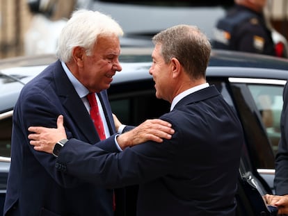 El presidente de la Junta de Castilla-La Mancha, Emiliano García-Page (a la derecha), recibe al expresidente del Gobierno Felipe González en el acto celebrado por el 40º aniversario de la entrada de España y Portugal en la UE, este miércoles en Toledo.