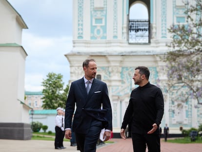 El príncipe Haakon Magnus, heredero al trono de Noruega, con el presidente de Ucrania, Volodímir Zelenski, este martes en Kiev. 