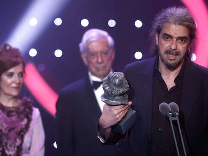 Elvira Lindo y Mario Vargas Llosa (en segundo plano), tras entregar el Goya a Fernando León de Aranoa, en 2016.