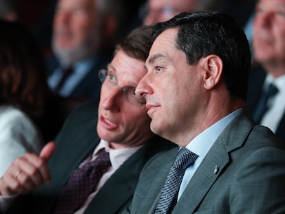 El presidente de la Junta de Andalucía, Juan Manuel Moreno Bonilla, y el alcalde de Madrid, José Luis Martínez-Almeida, este lunes en la presentación de la nueva estrategia andaluza para la atracción de inversión extranjera. 