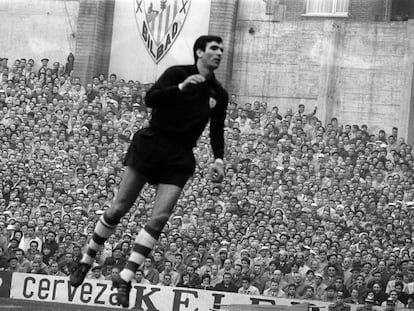 El portero José Ángel Iribar, durante un partido del Athletic en San Mamés.