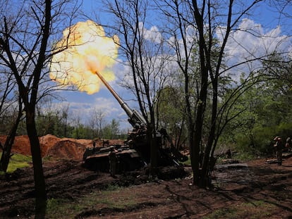 Una batería 2S7 Pion del ejército de Ucrania dispara hacia posiciones rusas en el frente de Pokrovsk (Donetsk) el 15 de mayo.
