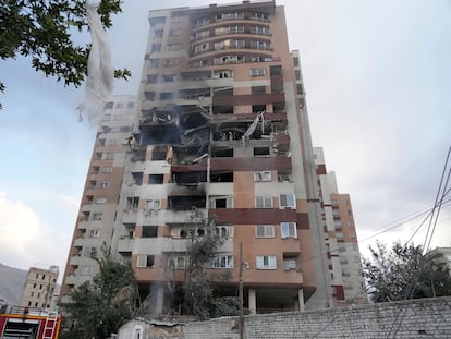 Un edificio golpeado por el ataque de Israel, este viernes en Teherán. 