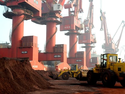 Un grupo de trabajadores prepara un cargamento de elementos de tierras raras para su exportación en el puerto de Lianyungang, en la provincia china de Jiangsu.
