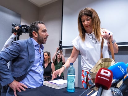 Víctor de Aldama aparece al final de la intervención de Leire Díez, este miércoles. 
