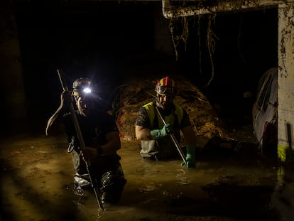 Dos militares de la UME el interior de una aparcamiento en Massanassa, el 4 de noviembre.