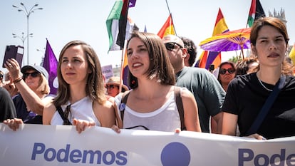 De izquierda a derecha, la portavoz de Podemos en el Congreso, Ione Belarra, la eurodiputada de Podemos Irene Montero y la eurodiputada y portavoz de Podemos, Isa Serra, durante la II Marcha Republicana, este domingo en Madrid.
