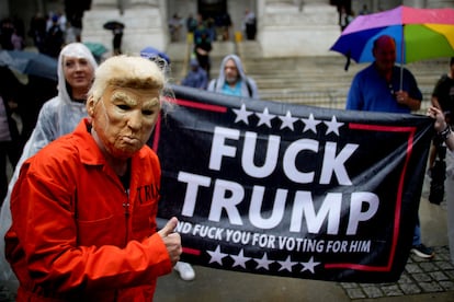 Un manifestante levanta el pulgar frente a un cartel durante la protesta en Nueva York.