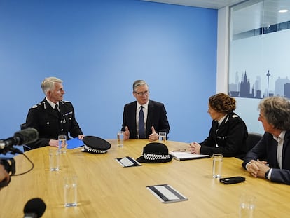 El Primer Ministro británico, Keir Starmer, se reúne con altos cargos de la policía y con el alcalde de Liverpool, Steve Rotheram, este miércoles.