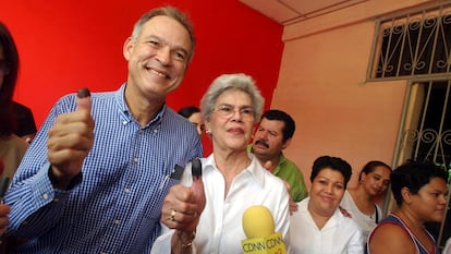 Violeta Chamorro y su hijo Pedro Joaquín Chamorro, en 2004. 