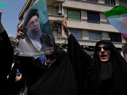 Manifestantes iraníes sostienen una imagen del ayatolá Ali Jamenei en protestas en Teherán tras el ataque de Israel, este viernes.