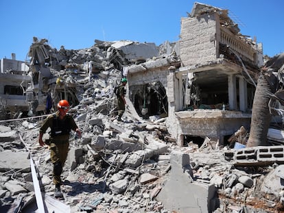 Edificio destruido en la madrugada del sábado por los ataques de Irán en Rishon Letzion, al sur de Tel Aviv.