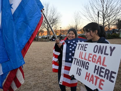 Dos mujeres protestaban en febrero en Charlotte (Carolina del Norte) contra la política migratoria de Trump.
