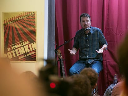 Pablo Iglesias, este martes, en la presentación de su nuevo libro en la taberna Garibaldi, en Madrid.