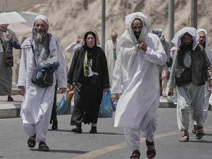 Varios peregrinos, el pasado lunes cerca de la Gran Mezquita de La Meca (Arabia Saudí).