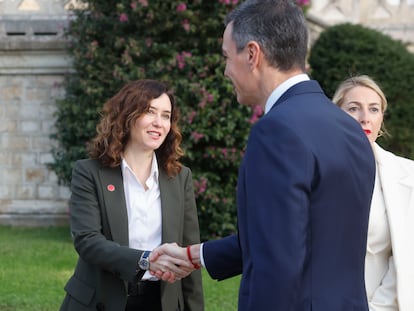 El presidente del Gobierno, Pedro Sánchez, saluda a la presidenta de la Comunidad de Madrid, Isabel Díaz Ayuso, el 13 de diciembre en la conferencia de presidentes en Santander.