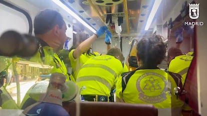 Personal sanitario atiende a una mujer con quemaduras tras utilizar un soplete de cocina.