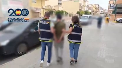 Agentes de la Policía Nacional se llevan detenido al acusado de cometer once agresiones sexuales a mujeres en Alicante.
