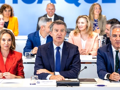 El líder del PP, Alberto Núñez Feijóo, preside la
reunión del Comité Ejecutivo Nacional del partido, en sede nacional del Partido Popular, este lunes.