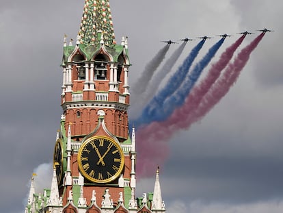 Aviones de combate rusos durante los ensayos del desfile del Día de la Victoria este lunes en Moscú.