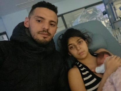 Abdel Tahiri, con Yumara Oliver y la hija de ambos en el Hospital Universitario de Toledo el pasado 7 de diciembre.