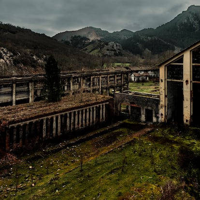 Ruinas de los antiguos lavaderos de Vegamediana, donde se clasificaba el carbón, en la cuenca de Sabero (León). Albergó a cientos de trabajadores y cerró en los años noventa. Hoy es escenario para batallas de 'paintball'.