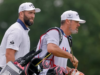 Jon Rahm y su caddie Adam Hayes, este domingo en Oakmont.