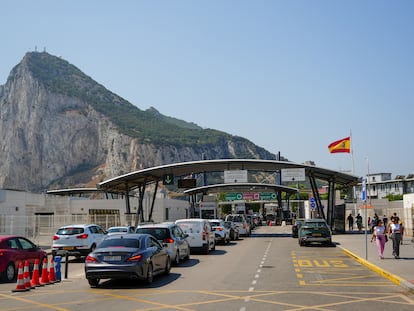 Varios coches esperan para cruzar la frontera entre España y el Peñón de Gibraltar, este jueves. 