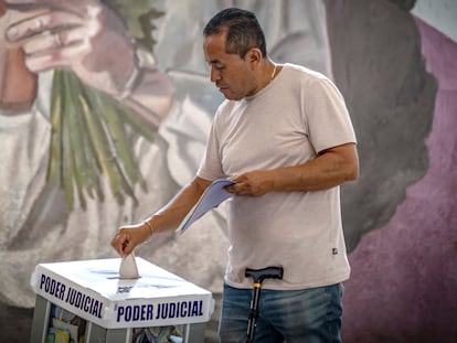 Un mexicano deposita su voto en la primera elección del Poder Judicial, en el centro comunitario Centauro del Norte, en Iztapalapa, este domingo. 
