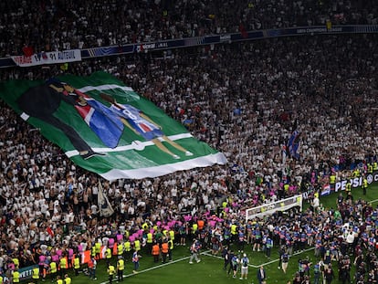 La afición del PSG saca un tifo en el que aparecen Luis Enrique y su hija Xana con la bandera del equipo.
