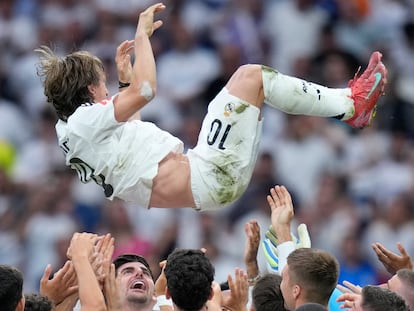 Luka Modric, manteado por sus compañeros en su despedida del Real Madrid.