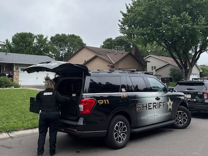 Investigadores en la casa del matrimonio Hoffman en Chaplin, Minnesota.